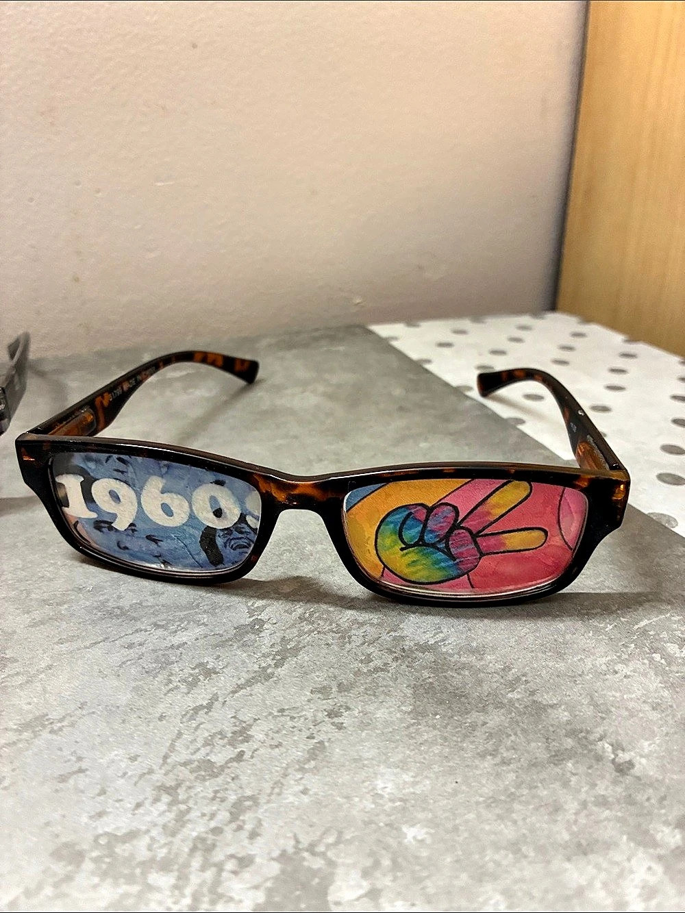 Retro 1960 Graphic Glasses Set DECOR ONLY